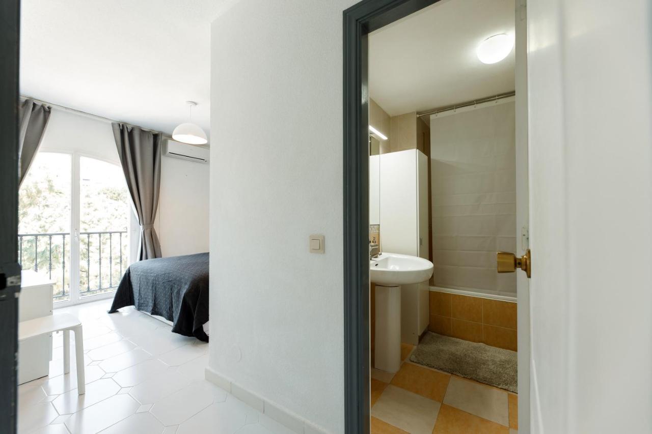 Sitio de Calahonda Spacious 2-Bedroom Apartment With Free Parking מראה חיצוני תמונה
